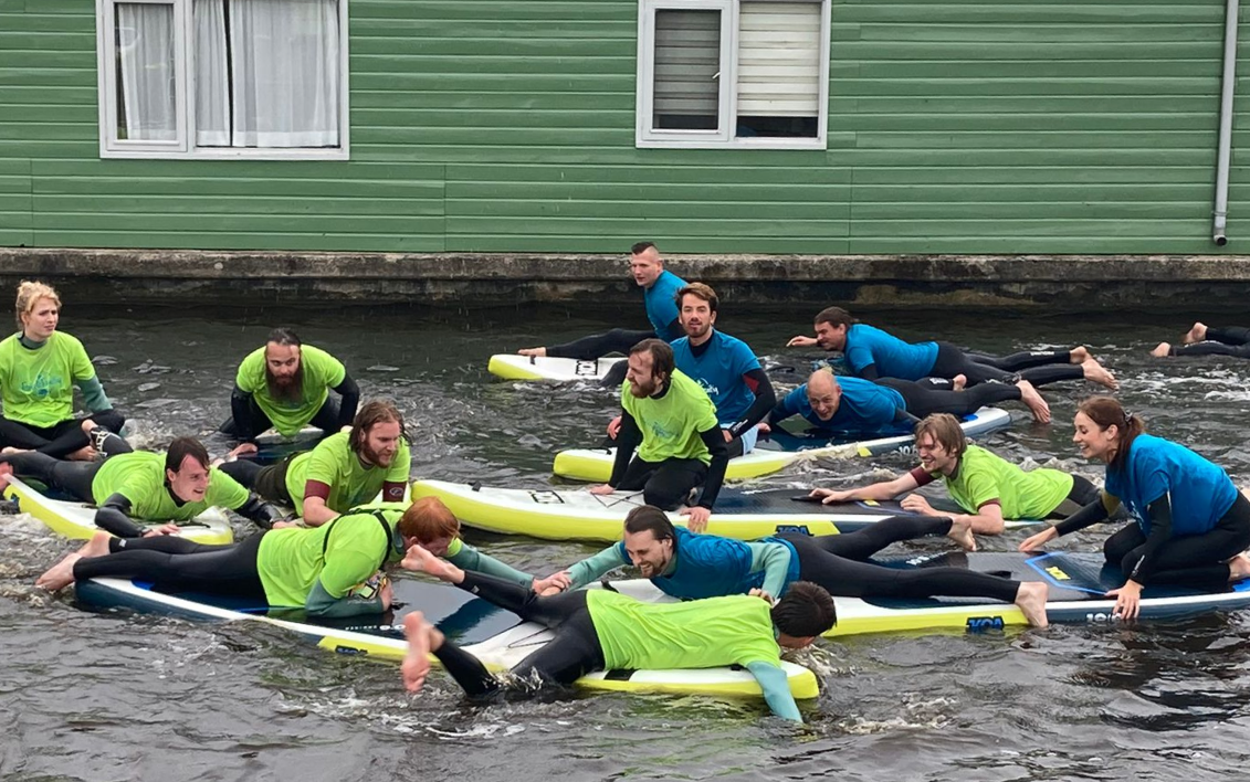 Medewerkers van SWIS spelen SUP Polo