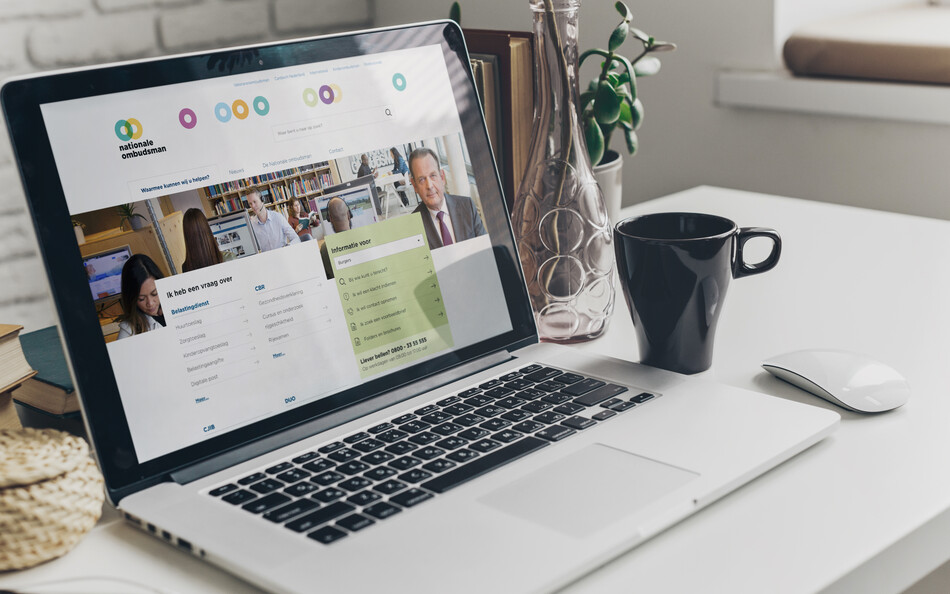 Nationale ombudsman website zichtbaar op een laptop
