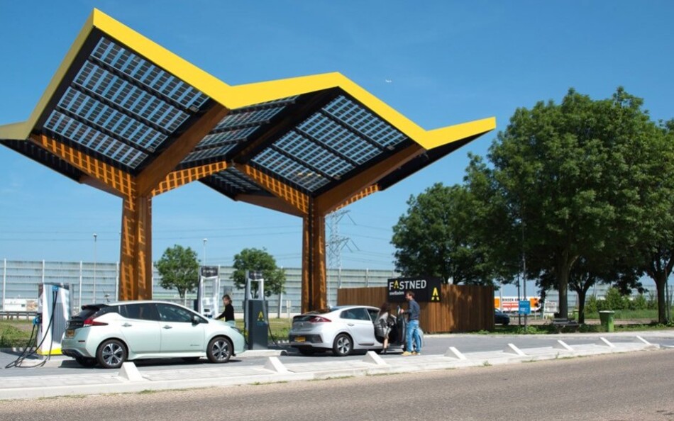 Een foto van een laadstation.