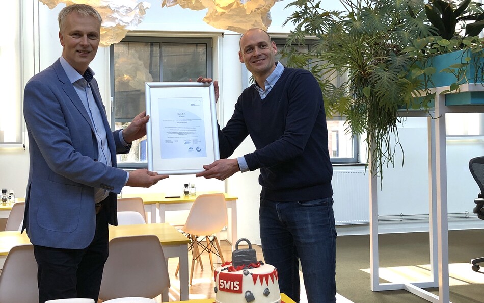 Foto van de overhandiging van de ISO certificaten 