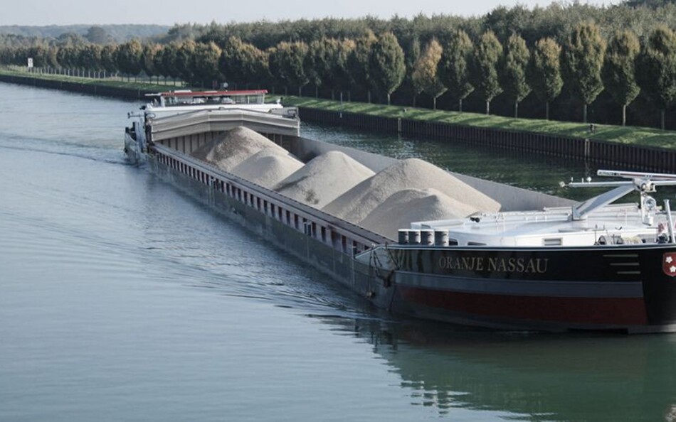 vrachtschip op rivier in Nederland
