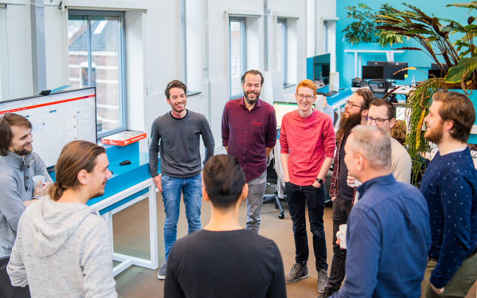 Foto van de daily standup van een scrumteam van SWIS