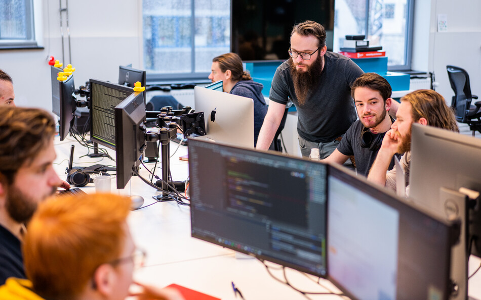 Een foto van een SWIS team aan het werk aan een Drupal site