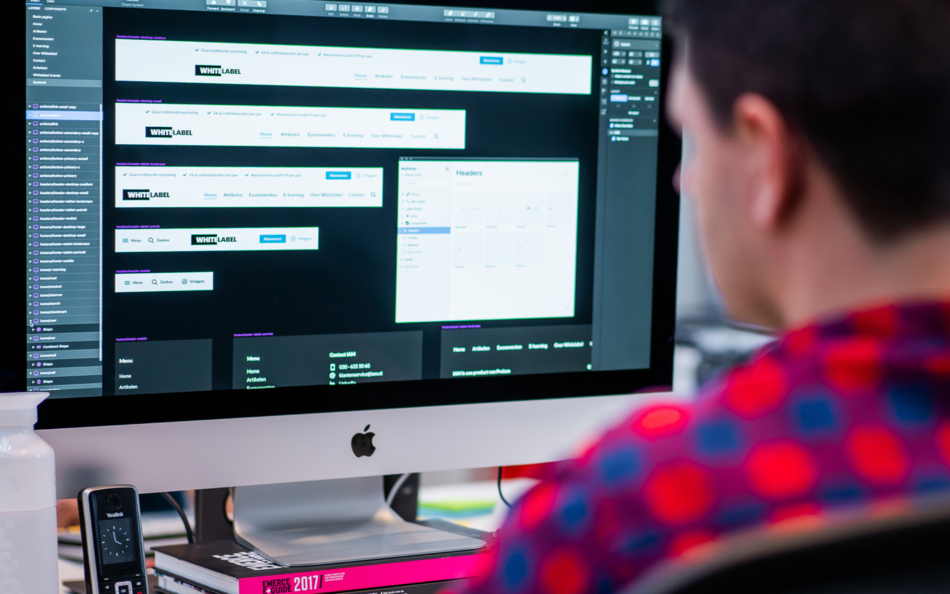 Computerscherm met designs van bouwblokken