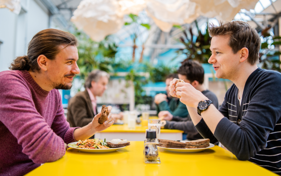 Product Owner Arnaud in gesprek aan de lunchtafel