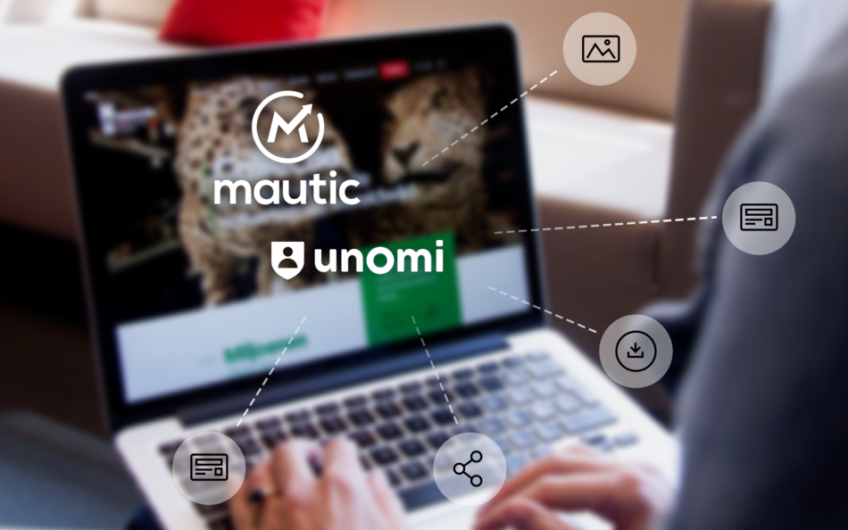 Laptop met de logo's van Mautic en Unomi