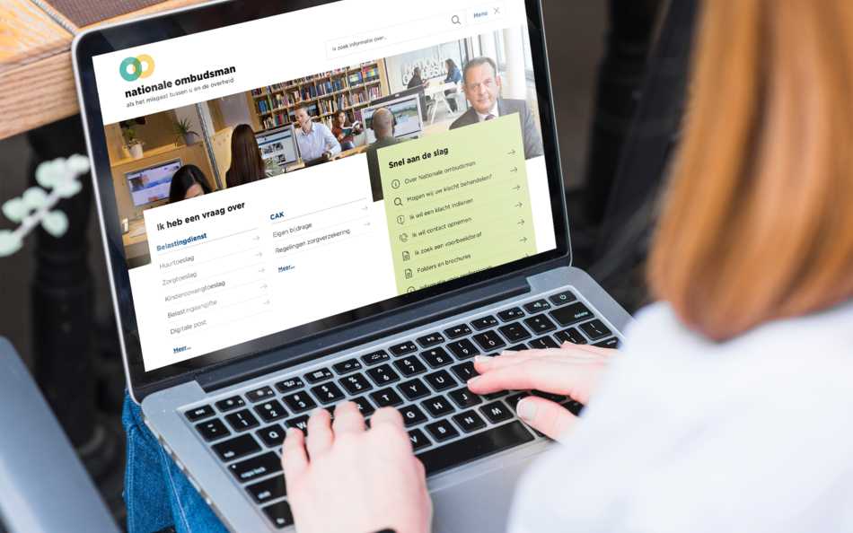Nationale ombudsman website zichtbaar op een laptop