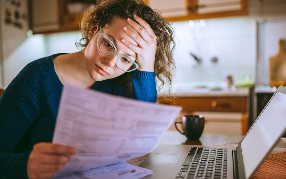 Vrouw die peinzend kijkt naar een document