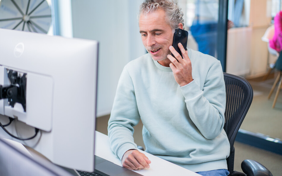 Timon Zuurmond aan de telefoon 