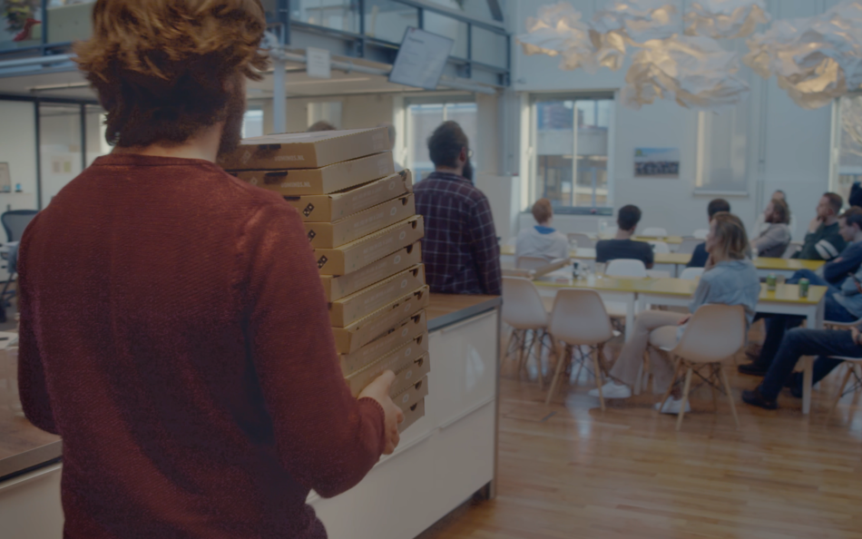 Picture of a hackathon @ SWIS with pizza