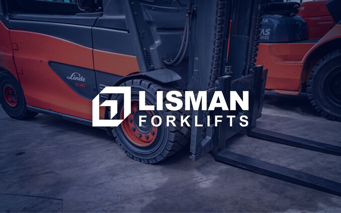 Forklift met logo van lisman ervoor