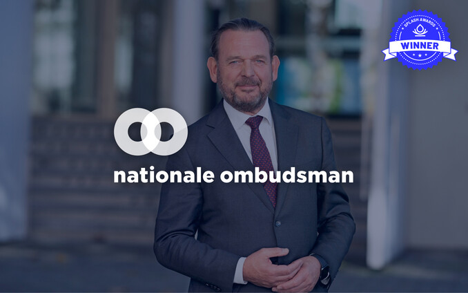 De ombudsman met het logo van de Nationale ombudsman ervoor