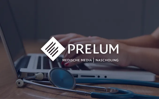 een laptop met een stethescoop. Logo van prelum ervoor