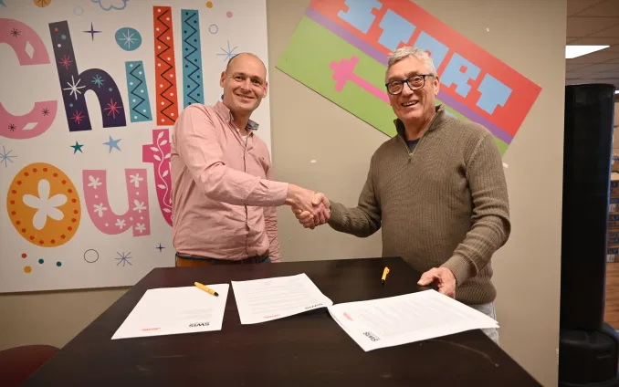 Matthias Snoei tekent Leiden Marathon contract met Tjeerd Scheffer