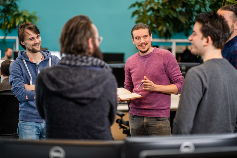 Team Delta doet de dagelijkse standup.