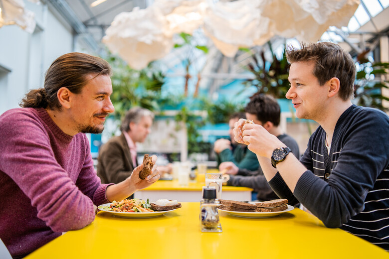 Arnaud en Jasper lunchen