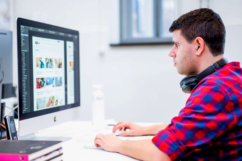 Visual Designer Mark werkt aan ontwerp