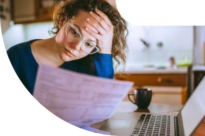 Vrouw die peinzend kijkt naar een document