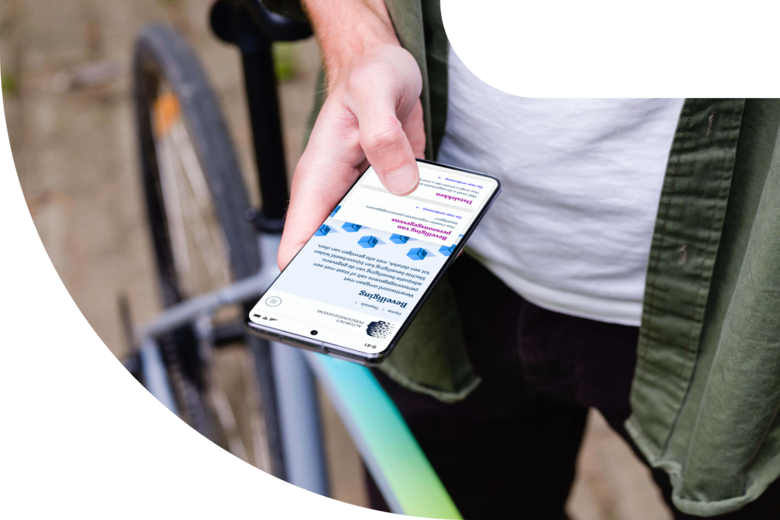 Hand met mobiel mockup van website
