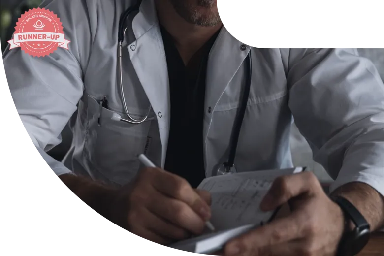 Arts met witte jas aan