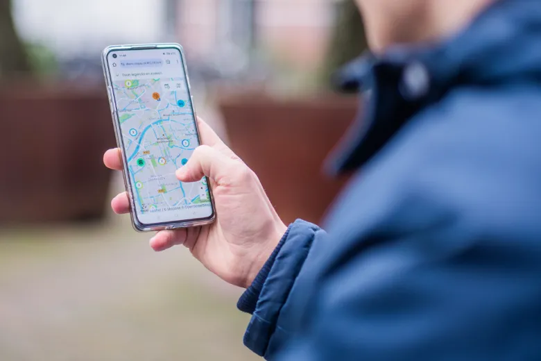 Mappi kaart op telefoon in hand